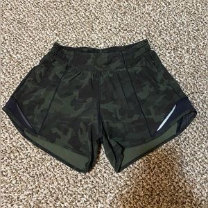 Lululemon Hotty Hot Low-Rise Short 2.5”